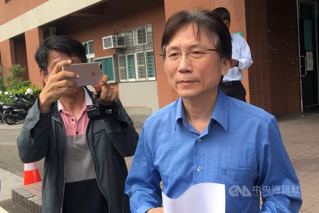 一名女子日前向媒體指控,中國國民黨桃園市議員詹江村(右)將她帶到汽車旅館性侵;詹江村24日在臉書發文表示收到死亡威脅。(中央社檔案照片)