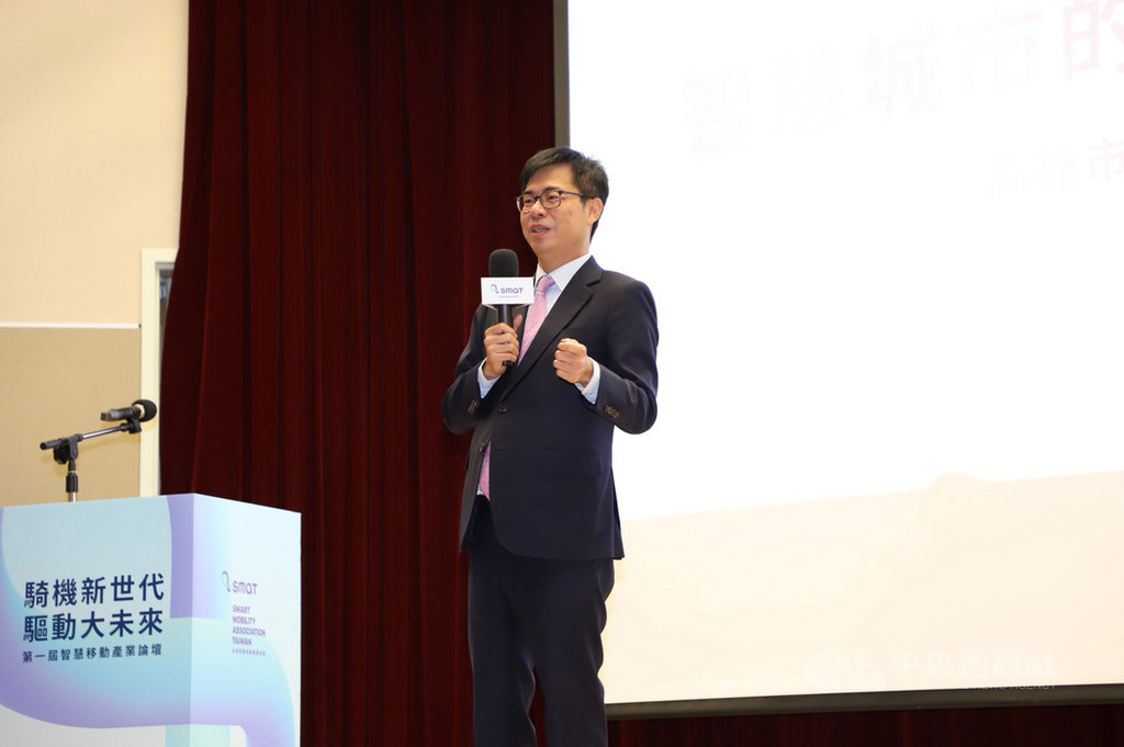 高雄市長陳其邁21日出席產業論壇,以「智慧城市的治理與願景」為題,分享高雄城市經驗與解決方案,他說,台灣第一個最完整的5G、AIOT示範場域會座落在高雄的亞洲新灣區,預計明年初可建構好。(高市府提供)中央社記者王淑芬傳真 109年10月21日