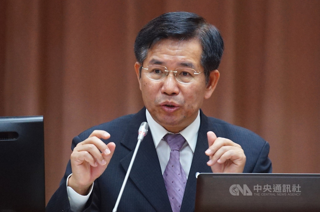 教育電台轉播法廣節目,內容遭質疑「揚中貶台」,19日晚間已暫停轉播。教育部長潘文忠(圖)21日在立法院表示,教育電台與央廣協商後決定暫停播出,教育部予以尊重,他也是今天才了解相關程序,會再瞭解情況。中央社記者王騰毅攝 109年10月21日