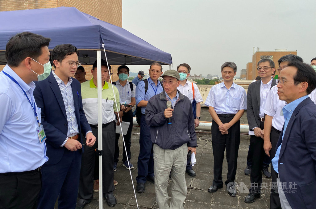 為推動南部科技廊道,行政院政務委員張景森(中)21日到高雄橋頭科學園區,與高雄市副市長林欽榮(右)共同視察橋科開發進度。(高市經發局提供)中央社記者侯文婷傳真 109年10月21日