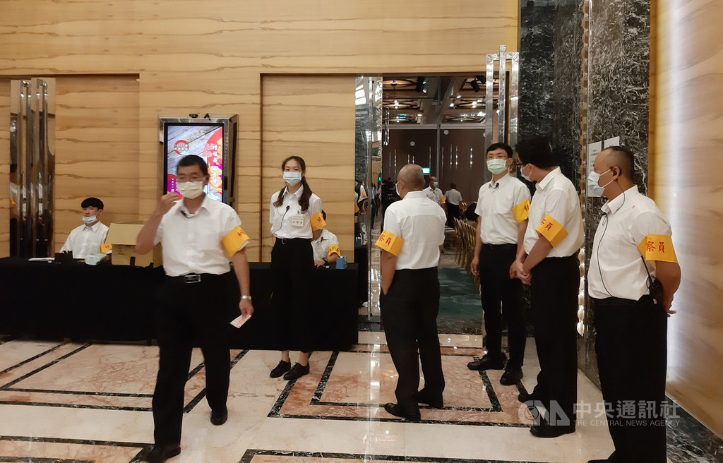 大同公司21日由市場派召集股臨會,重新改選董事,雖然不像公司派6月在大同總部開股東常會布滿黑衣糾察隊,但今天現場氣氛仍如臨大敵,由穿黑色西裝褲、白襯衫保全管制進出。中央社記者潘智義攝 109年10月21日