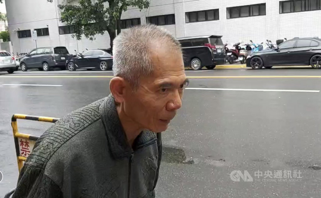 昔有「抗議天王」之稱的柯賜海(圖)被控購買某公司股權,卻未將股款新台幣350萬元撥入,就完成公司變更登記,涉犯偽造文書罪,一審獲無罪。二審21日改判5月,柯賜海現身法院時面露憔悴、略顯老態,他說,將提起上訴,目前身體狀況有好一點。中央社記者劉世怡攝 109年10月21日