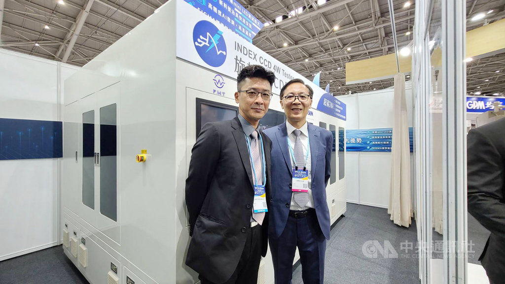 牧德發表機台新品,整合半導體電測技術、AOI及高精密量測技術,推出的旋轉盤四線測試機,估年底至明年首季放量。圖右為牧德董事長汪光夏。中央社記者江明晏攝 109年10月21日