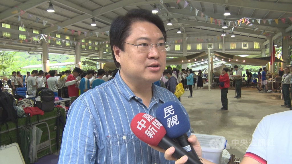 基隆市長林右昌(前)21日出席基隆市童軍小隊長體驗營活動受訪表示,對於縣市的行政區劃,甚至財政分配,大家都應好好討論,不只對縣市好,也有助提升國家競爭力,削減城鄉落差,大家應一起思考找出最好方案。中央社記者王朝鈺攝 109年10月21日