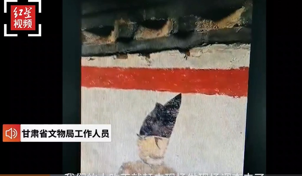 中國甘肅省在高速公路修建工程期間發現一處疑似為唐代的古墓,但施工單位並未暫時停工、提報,造成嚴重毀損。(圖取自weibo.com/hongxingxinwen)