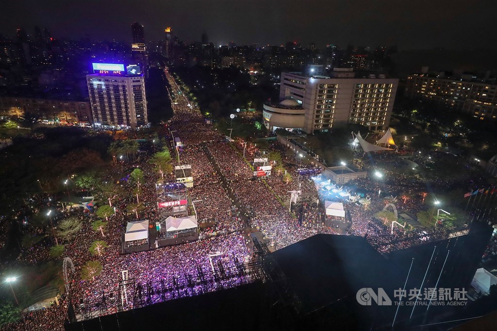 中央流行疫情指揮中心指揮官陳時中21日說,疫情狀況會分等級,目前威脅等級低,會視疫情情況調整等級。跨年是冬天,口罩戴好比較重要。圖為2019年12月31日台北跨年晚會人潮。(中央社檔案照片)