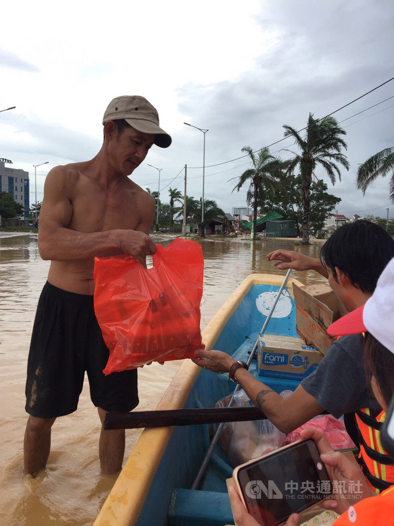 越南中部豪雨不斷,部分受災地區積水深度達2、3公尺,有些民眾的家期間共淹了4次水,至善基金會工作人員只能趁積水稍稍退去後再撐著竹筏、出動卡車前往救災。(至善基金會越南順化工作站提供)中央社記者陳家倫河內傳真 109年10月21日