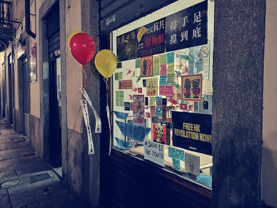 義大利激進黨發起12日絕食活動,並準備了各式聲援香港的海報,將在北義大城杜林設立象徵反共的「藍儂牆」。(圖取自facebook.com/patty.degrazia.7)