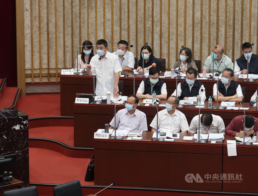 高雄市警察局長劉柏良(2排左)22日在市議會回應議員質詢,允諾盡快公告防空避難設備資訊、建置防空避難手機APP及會同國防部訂定民眾防空避難準則等。中央社記者王淑芬攝 109年10月22日