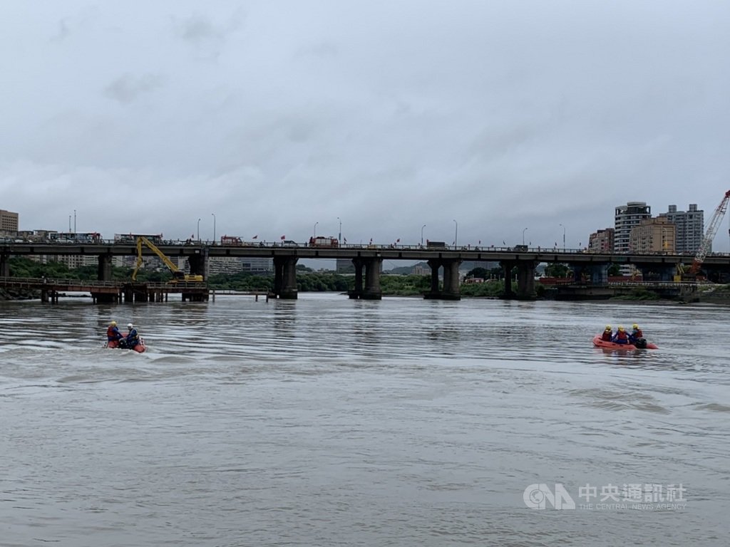 台北市中正橋改建工程22日發生男性工人落水意外,警消派大批人車前往現場,並動用快艇救援,目前持續搜索中。(翻攝照片)中央社記者劉建邦傳真 109年10月22日