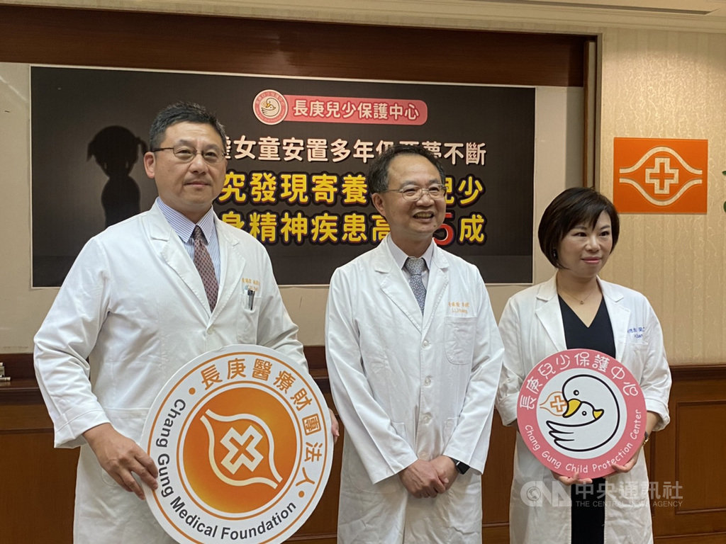林口長庚兒少保護中心針對2011年至2014年間的97名寄養機構兒少進行心智狀況調查研究,22日上午舉行記者會公布研究結果,指出高達5成的寄養機構兒少終身精神疾患,包含憂鬱、過動症等。兒保中心主任葉國偉(左)也表示,兒少遭到不當對待或虐待,可能導致或加重其精神疾病。中央社記者吳欣紜攝 109年10月22日