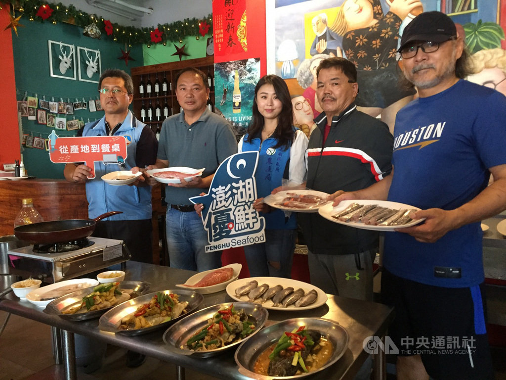 金門縣政府建設處農漁牧科科長樊德正(左)22日表示,澎湖縣政府與澎湖區漁會今年度再度攜手合作前進金門,帶領「澎湖優鮮」認證養殖戶到金門展銷。中央社 109年10月22日