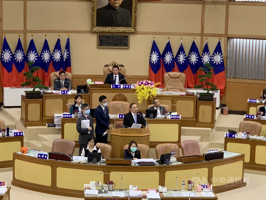 新北市與台北市確定成為2025年世界壯年運動會主辦城,新北市長侯友宜(站立者右)22日在議會市政總質詢時表示,朝世大運模式進行,他希望與所有議員一起參加。中央社記者沈佩瑤攝 109年10月22日