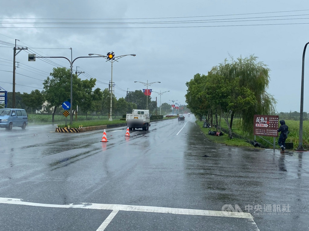 花蓮縣鳳林鎮中正路22日發生機車與貨車相撞意外,86歲劉姓機車騎士摔落水溝,傷重送醫不治,經酒測雙方駕駛皆無酒精反應,詳細事發原因仍待警方調查。(鳳林警分局提供)中央社記者張祈傳真 109年10月22日