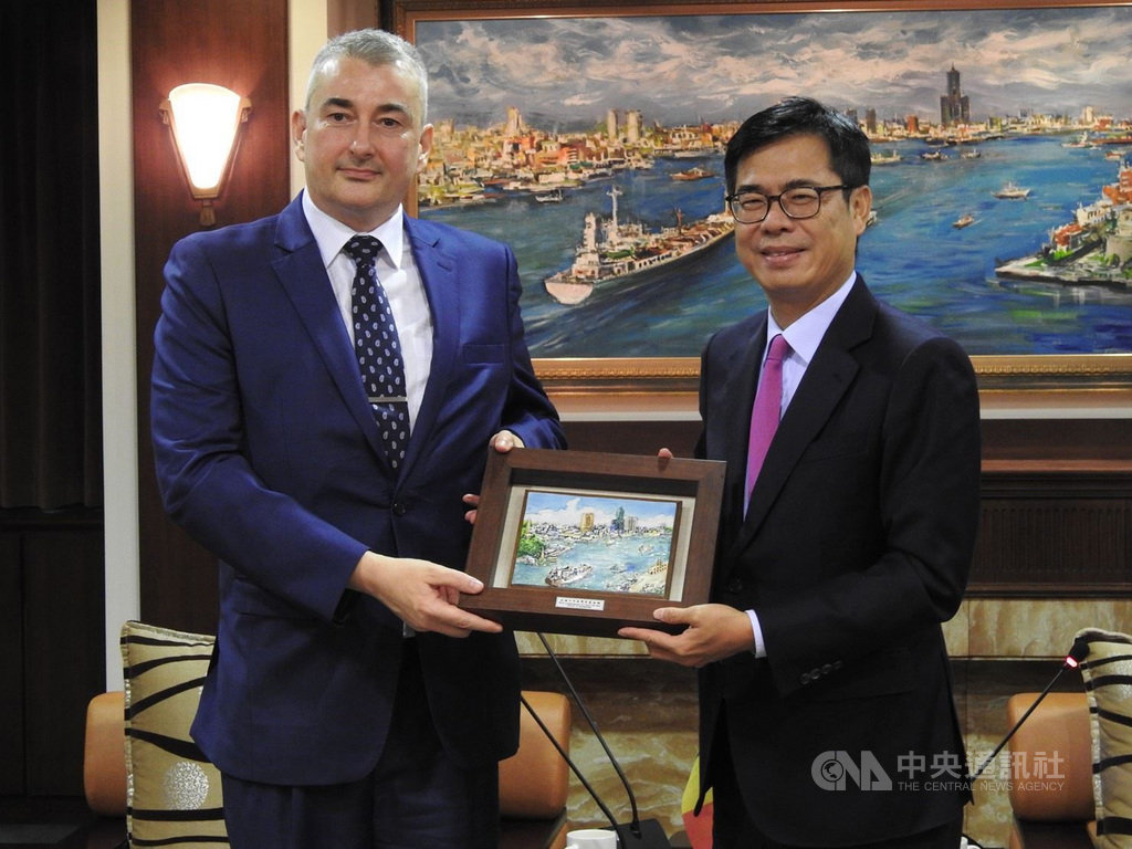 比利時台北辦事處長文浩德(左)22日拜會高雄市長陳其邁(右),雙方就產業投資、經濟合作等議題交換意見。(高市府提供)中央社記者王淑芬傳真 109年10月22日