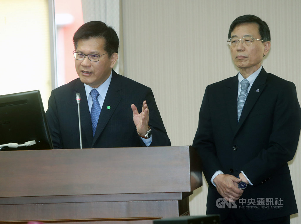 台鐵5月19日在台中成功站附近斷軌44公分,卻延誤通報險釀災。交通部長林佳龍(左)22日在立法院表示,台鐵局長張政源(右)在普悠瑪事故後到台鐵,應該要負起督導責任,已要求台鐵局配合運安會釐清整個事故,也會擴大咎責加重懲處。中央社記者鄭傑文攝 109年10月22日