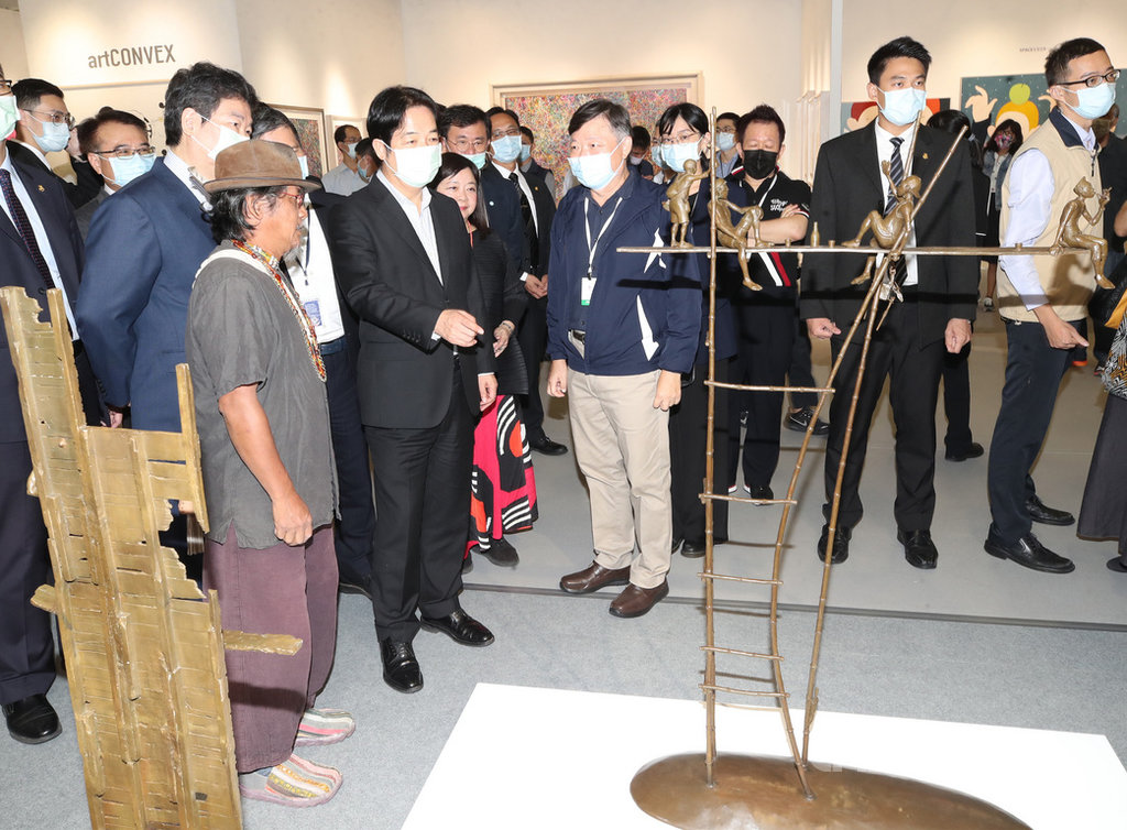 2020 ART TAIPEI台北國際藝術博覽會22日開幕,副總統賴清德(中左)在開幕記者會前參觀會場攤位。中央社記者張新偉攝 109年10月22日