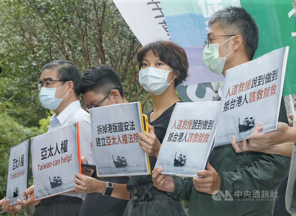 香港邊城青年等公民團體22日赴台北香港經濟貿易文化辦事處大門前舉行記者會,宣布10月25日將舉辦「台灣撐港遊行」,呼籲台灣社會共同聲援。中央社記者郭日曉攝 109年10月22日