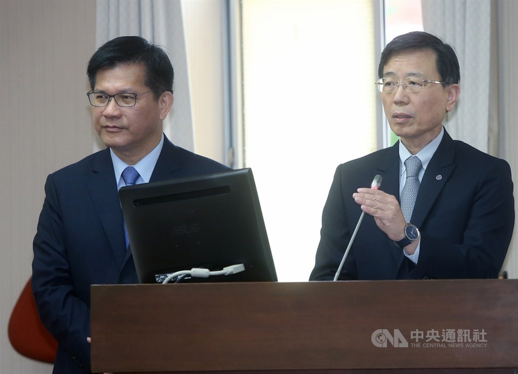 台鐵5月19日在台中成功站附近斷軌44公分,卻延誤通報險釀災。台鐵局長張政源(右)22日在立法院表示,當時用無線電通報「目測約30公分」,但聽的人聽錯為3、4公分,因此一開始的斷軌長度是誤報。左為交通部長林佳龍。中央社記者鄭傑文攝 109年10月22日