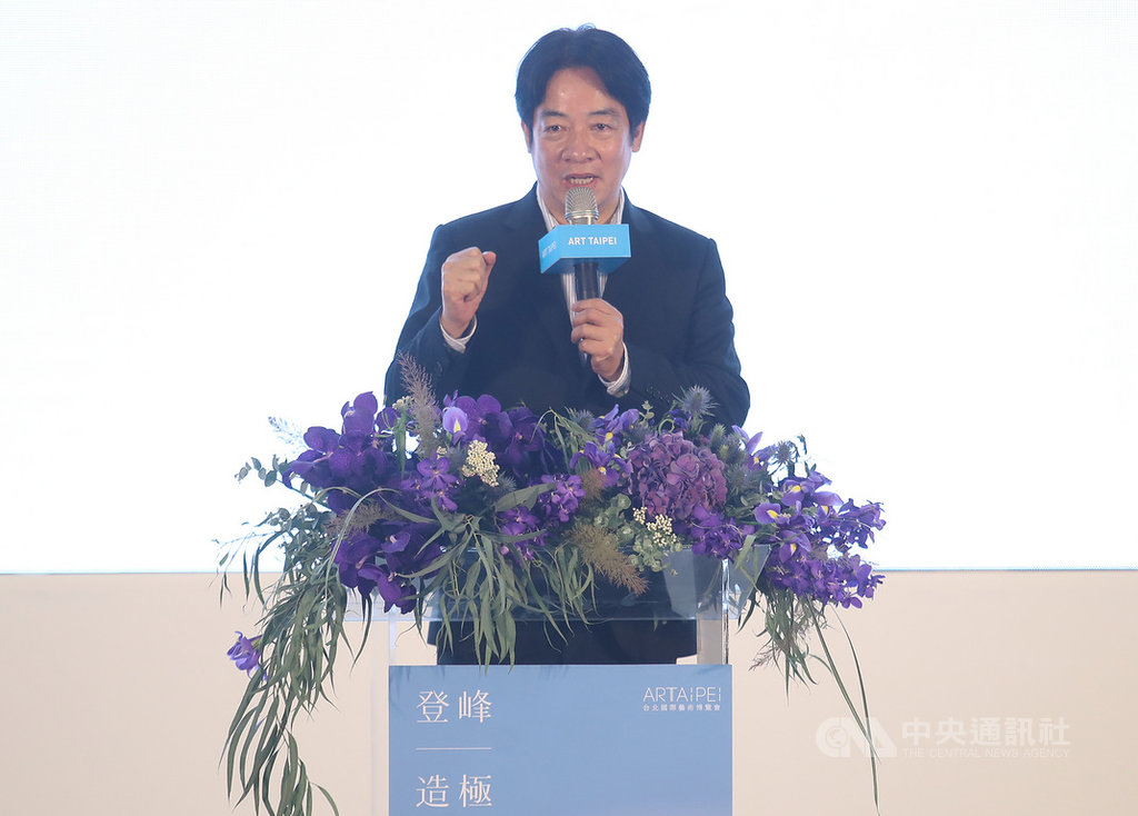 2020 ART TAIPEI台北國際藝術博覽會22日開幕,副總統賴清德致詞表示,今年台北藝術博覽會有2大重點,除了與全球最大藝術品電商平台Artsy合作,讓國際看見台灣。另外今年也另闢原住民特區,包括推薦新銳原住民藝術家、資深原住民藝術家作品,讓藝博會更多元豐富。中央社記者張新偉攝 109年10月22日