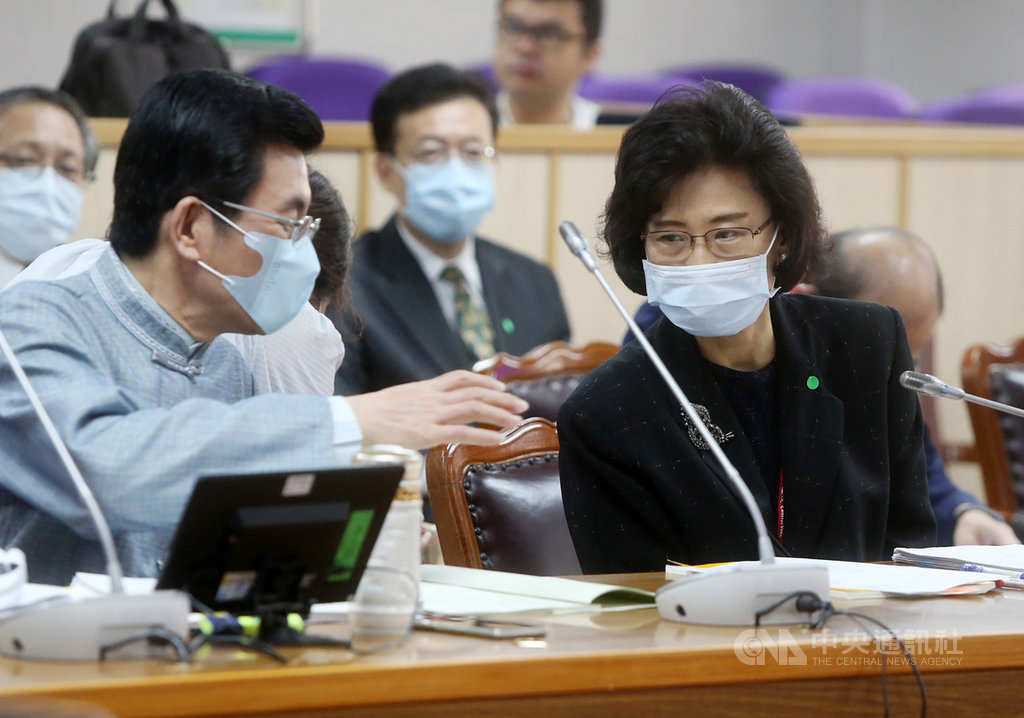 立委質疑行政院食安會報一年多沒開涉違法,卻未見監察院調查釋疑;監察院祕書長朱富美(右)22日在立法院司法及法制委員會說,已發函給相關機關進行函查,蒐集資料。中央社記者鄭傑文攝 109年10月22日