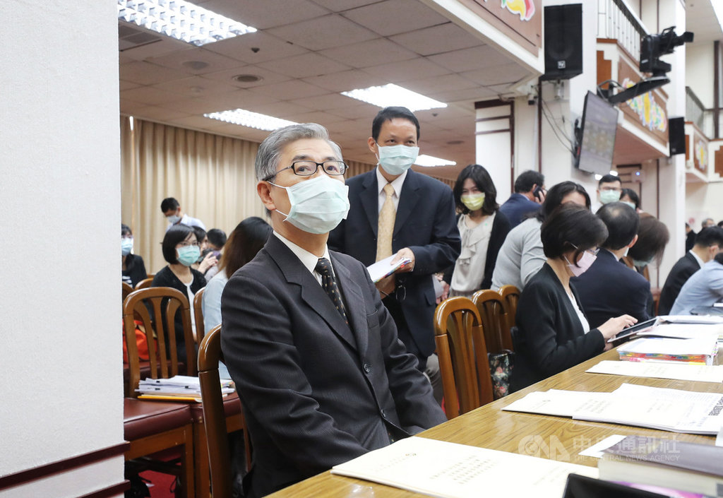 據金管會統計,截至8月底,壽險業投入不動產金額共新台幣1808億元,創史上新高;外界憂心壽險業恐成助漲房價的推手。金管會主委黃天牧(前左)22日在立法院受訪表示,房價決定因素很多,業者配合地方政府需求,做地上權投資,這件事情是雙贏共榮,希望外界用正面方式來看待此趨勢。中央社記者裴禛攝 109年10月22日