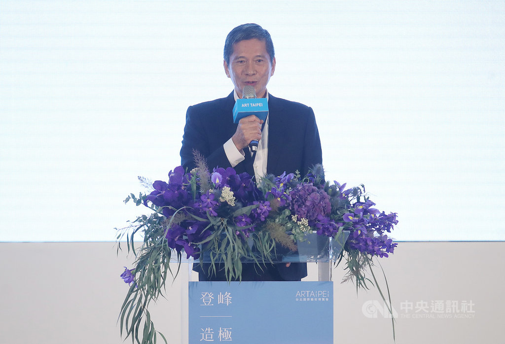 2020 ART TAIPEI台北國際藝術博覽會22日開幕,文化部長李永得致詞表示,視覺藝術是未來文化部重視的政策之一,同時藝文界爭取多年的藝術品拍賣分離課稅政策,行政院也已拍板定案,目前已進入修法程序,未來法案通過後,將能促進台灣和國際接軌,提升國內藝文界實力。中央社記者張新偉攝 109年10月22日