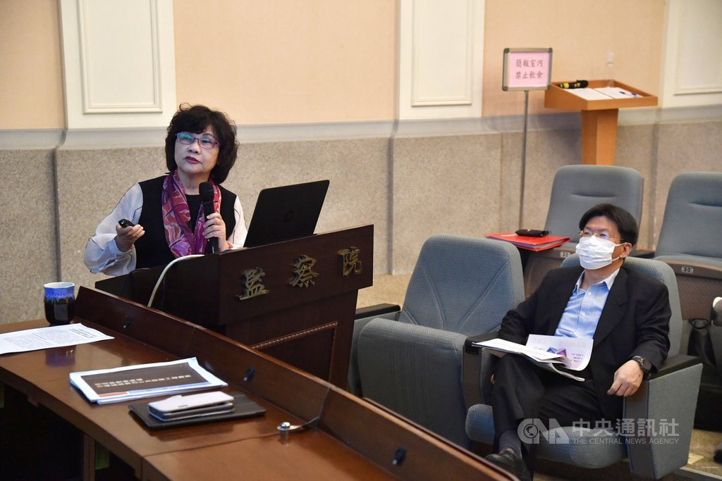 監察委員王幼玲(左)、高涌誠(右)22日舉行記者會指出,富有公司以人頭地主掌握台中黎明重劃會主導權,更虛增高達新台幣12.7億的重劃費用,台中市政府卻沒任何審查跟監督作為,核有嚴重疏失,影響區內土地所有權人權益,因此通過糾正台中市政府。中央社記者王飛華攝 109年10月22日