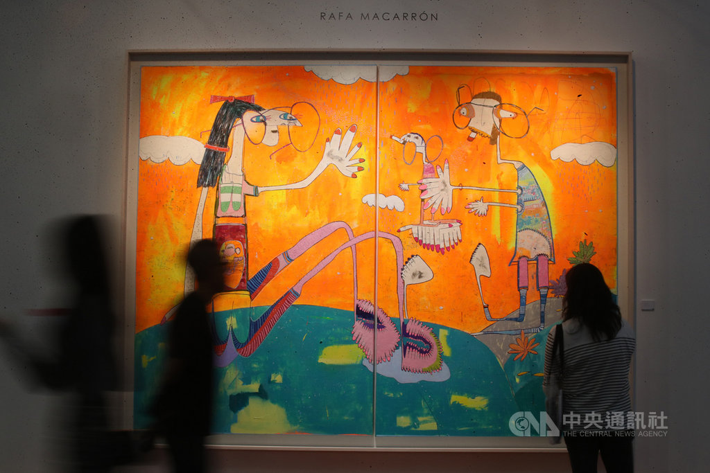 2020 ART TAIPEI台北國際藝術博覽會22日下午在台北世貿一館開幕,吸引許多人前往參觀。中央社記者張新偉攝 109年10月22日