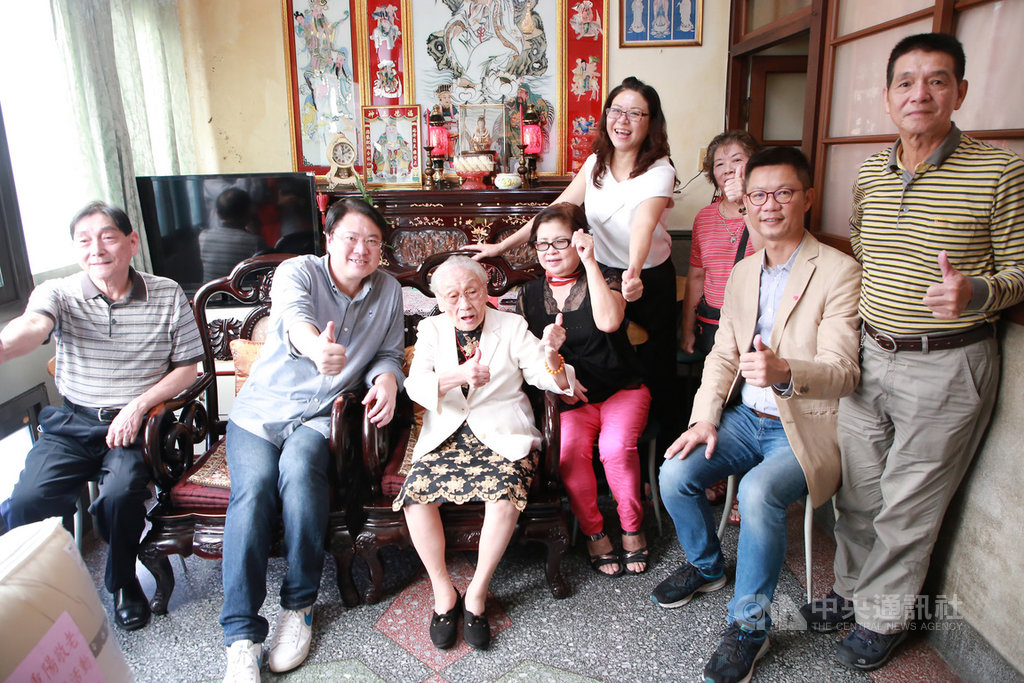 基隆市長林右昌(左2)22日在市府社會處長吳挺鋒(右2)陪同下,拜訪103歲奶奶羅林玉卿(左3),並與羅林玉卿的家人合影留念。中央社記者王朝鈺攝 109年10月22日