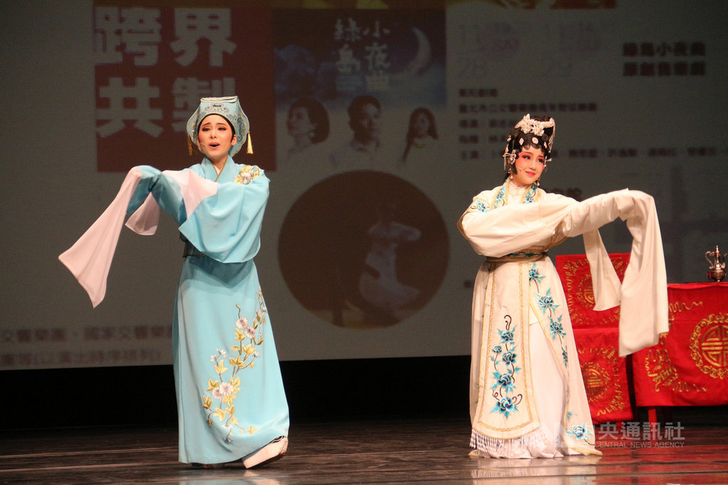 苗栗縣苗北藝文中心舉辦首屆「苗北藝術節」,22日舉辦記者會宣傳系列活動,唐美雲歌仔戲團閃耀青年團演出「千年度白蛇」精彩片段。中央社記者管瑞平攝 109年10月22日