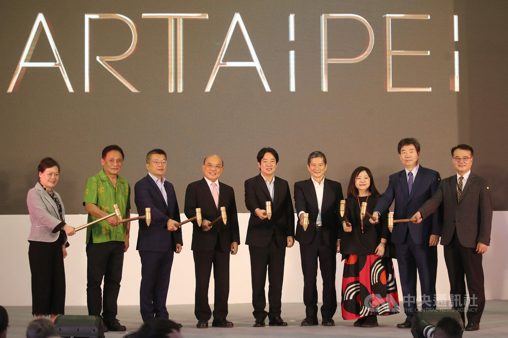 2020 ART TAIPEI台北國際藝術博覽會22日下午舉行開幕記者會,副總統賴清德(中)、行政院長蘇貞昌(左4)、文化部長李永得(右4)、立法院副院長蔡其昌(左3)、中華民國畫廊協會理事長鍾經新(右3)等人出席。中央社記者張新偉攝 109年10月22日