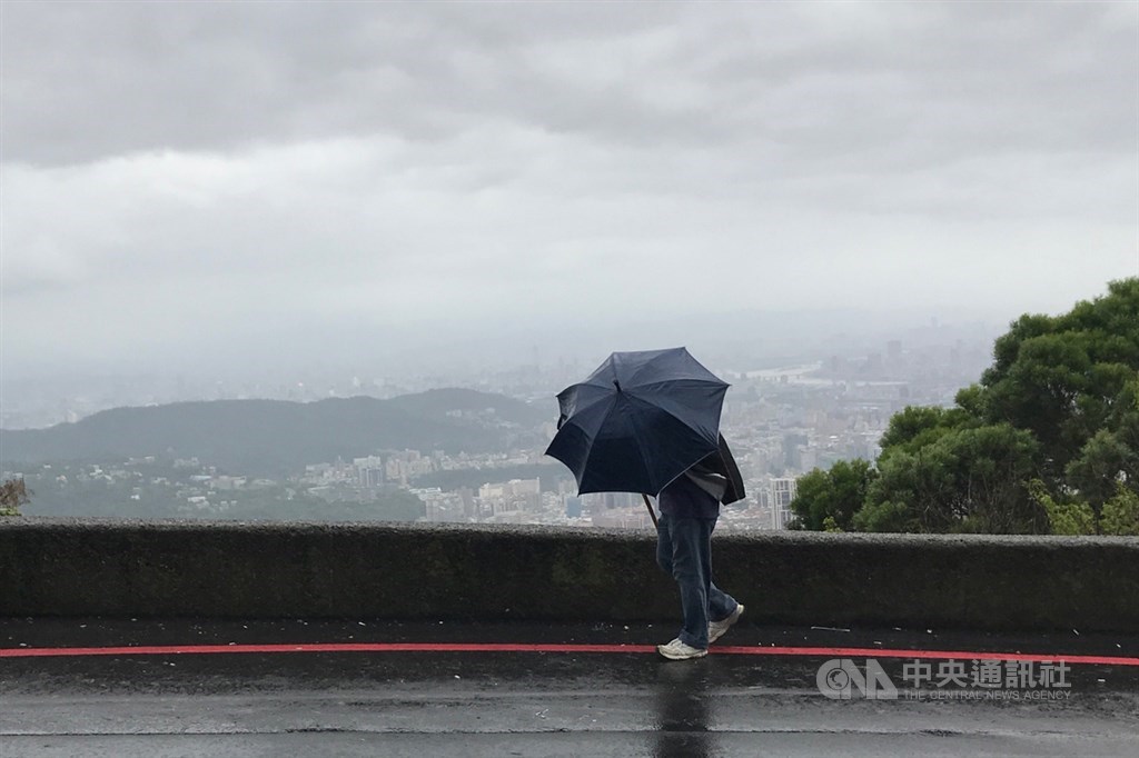 氣象局22日表示,颱風沙德爾升級為中颱,預估降雨情況至24日開始減緩,屆時台北低溫將會降至19度。(中央社檔案照片)