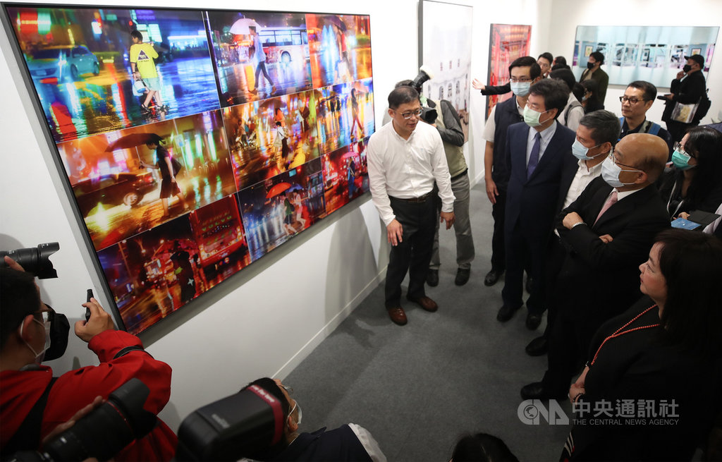 行政院長蘇貞昌(前右2)22日在台北世貿一館出席2020 ART TAIPEI台北國際藝術博覽會開幕記者會,會前參觀展場作品。中央社記者張新偉攝 109年10月22日