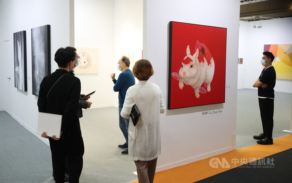 2020 ART TAIPEI台北國際藝術博覽會22日下午舉行開幕記者會,吸引許多人士前往參觀。中央社記者張新偉攝 109年10月22日