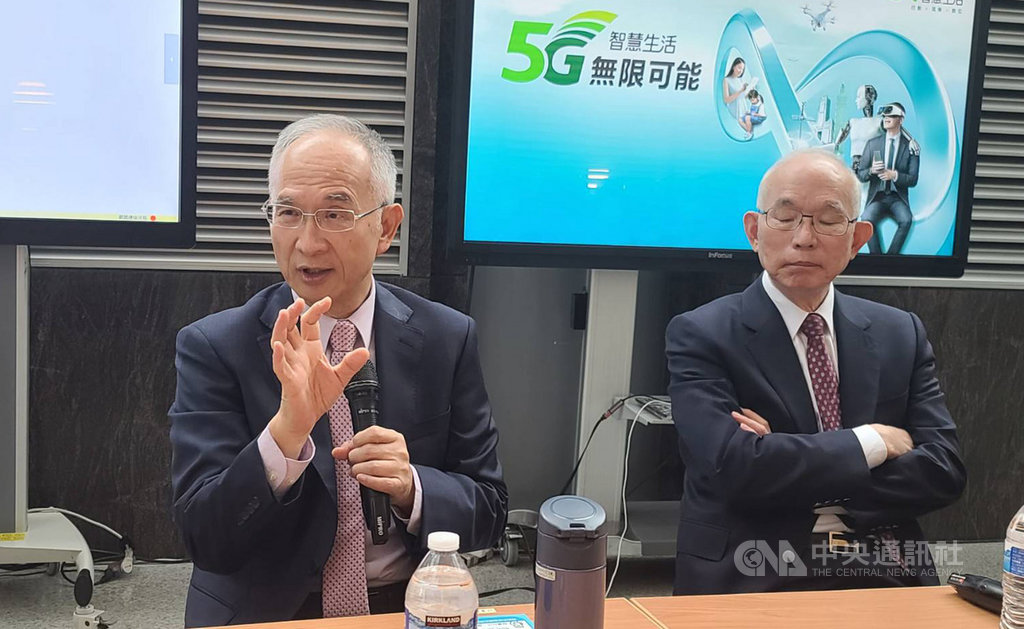 亞太電信推出5G服務,目標一年內5G滲透率達5%到12%,3到5年後拚轉虧為盈。圖左為董事長呂芳銘、圖右為總經理黃南仁。中央社記者江明晏攝 109年10月22日
