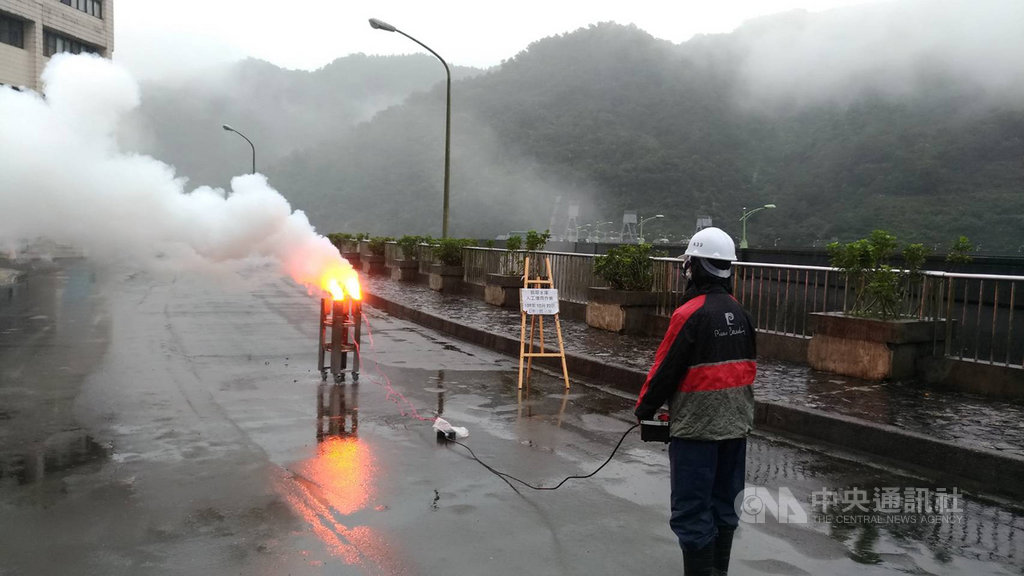 台北翡翠水庫管理局22日在翡翠大壩壩頂進行地面人工增雨作業,盼協助增加石門水庫集水區的降雨量。(翡管局提供)中央社記者劉建邦傳真 109年10月22日