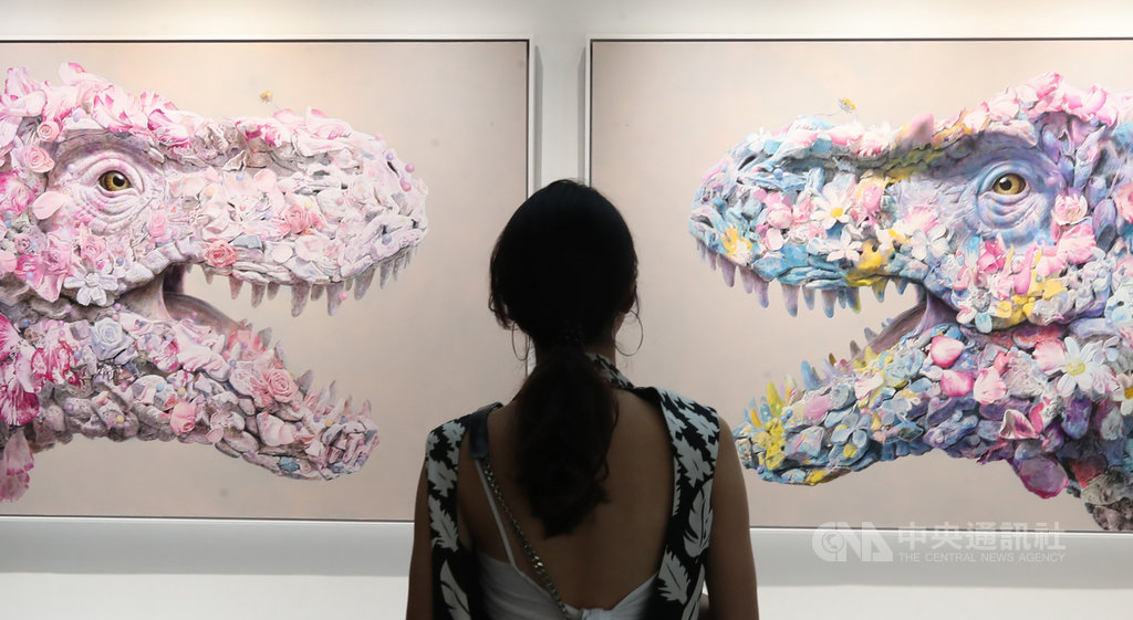 2020 ART TAIPEI台北國際藝術博覽會22日在台北世貿一館開幕,今年藝博會提出「產、官、學、藏」4大支撐藝術產業結構的重點,期許在疫情下透過藝術,讓台灣與國際接軌。中央社記者張新偉攝 109年10月22日