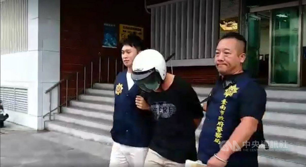 台南陳姓男子18日闖進仁德區台鐵保安站蹲坐鐵軌上,一度想擋下火車後逃離,21日清晨又到南區縱火焚燒機車,警方將陳男拘提到案,台南地檢署22日聲押。(台南市警局提供)中央社記者張榮祥台南傳真 109年10月22日
