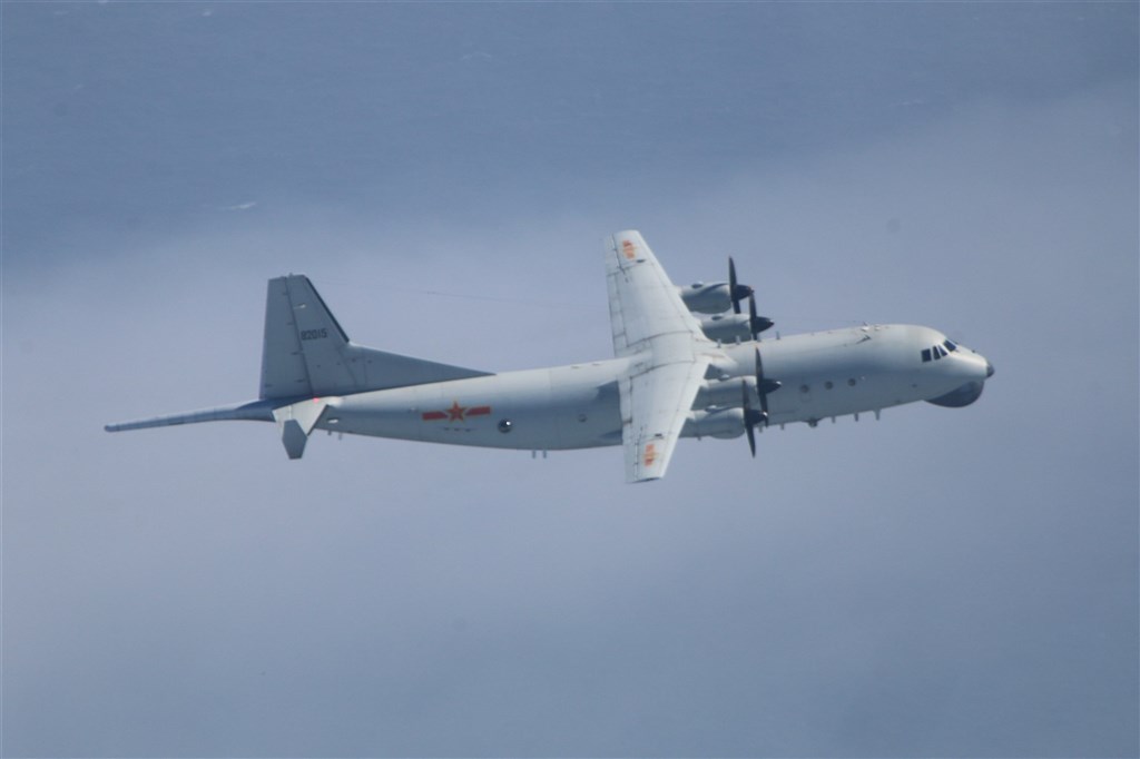 共軍戰機近期頻擾台,空軍參謀長黃志偉中將指出,截至10月21日止,空軍共出動3345架次對應共機。圖為中共運8反潛機 。(圖取自國防部網頁mnd.gov.tw)