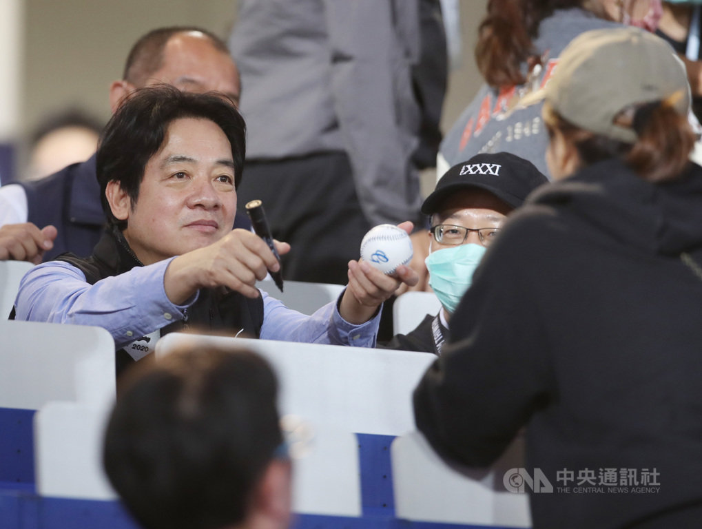 中華職棒富邦悍將隊與統一獅隊23日上演下半季冠軍爭奪戰,副總統賴清德(左)到場加油,不但向附近球迷揮手致意,還幫球迷簽名。中央社記者張新偉攝 109年10月23日