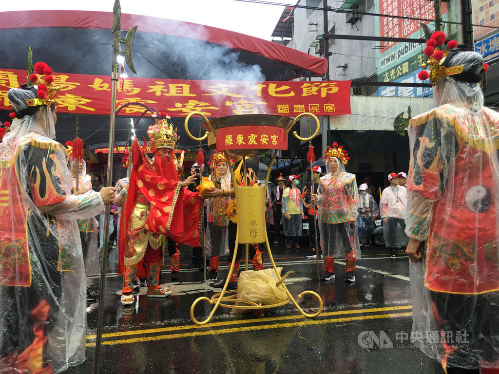 蘭陽媽祖文化節23日登場,主辦單位今年特別邀請「金環太子會」安排「火神陣」的陣頭,依據古禮效法道家儀典,隨媽祖遶境蘭陽,破穢除氛保安,寓意用火來剋制邪金。(宜蘭縣政府提供)中央社記者王朝鈺傳真 109年10月23日