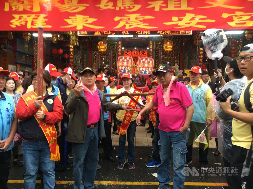 蘭陽媽祖文化節23日登場,清晨在羅東震安宮完成啟駕大典科儀後,在宜蘭縣長林姿妙(中)等人帶領下,展開3天2夜的陸上及鐵道巡境。(宜蘭縣政府提供)中央社記者王朝鈺傳真 109年10月23日
