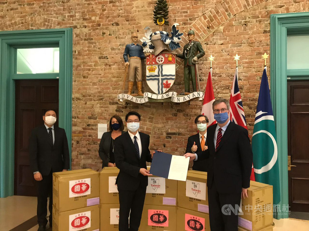 駐加拿大代表陳文儀(前左1)23日拜會渥太華市長華森(Jim Watson,前右1),並代表台商國華台灣食品公司,捐贈2萬片台灣口罩給渥太華市政府。(駐加代表處提供)中央社記者胡玉立多倫多傳真 109年10月23日