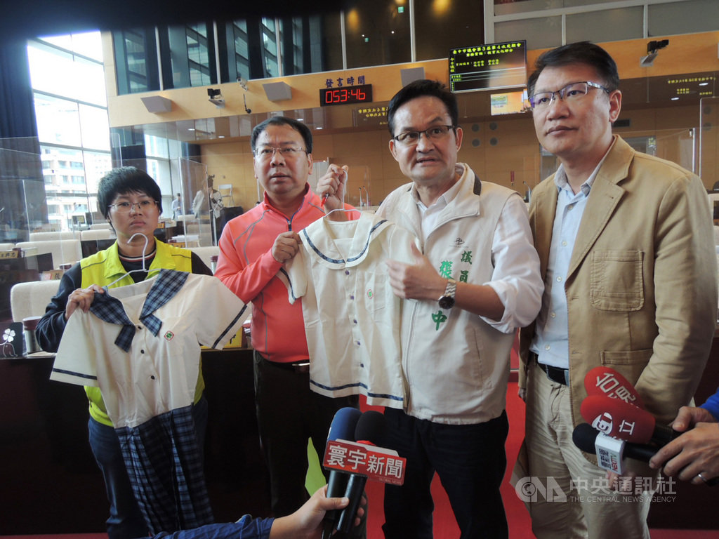 台中市南區樹義國小將校徽註冊為商標並授權給特定人,有廠商使用遭控告親權,台中市議員張玉嬿(左起)、謝志忠、張耀中、王立任23日在市議會教育文化業務質詢中,質疑有弊應送政風調查。中央社記者郝雪卿攝 109年10月23日
