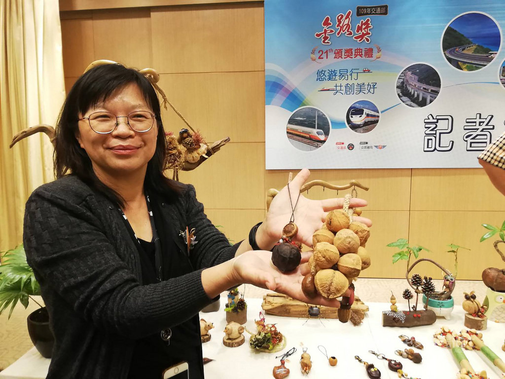 109年第21屆交通部金路獎頒獎典禮27日將舉行,今年特殊貢獻獎將頒給高速公路局的種子概念館志工團,高公局南區養護工程分局科長林芳如為種子概念館發起人,志工將行道樹落下的種子製成飾品並義賣,所得捐助家扶,將小小種子的愛心散播出去。中央社記者汪淑芬攝 109年10月23日
