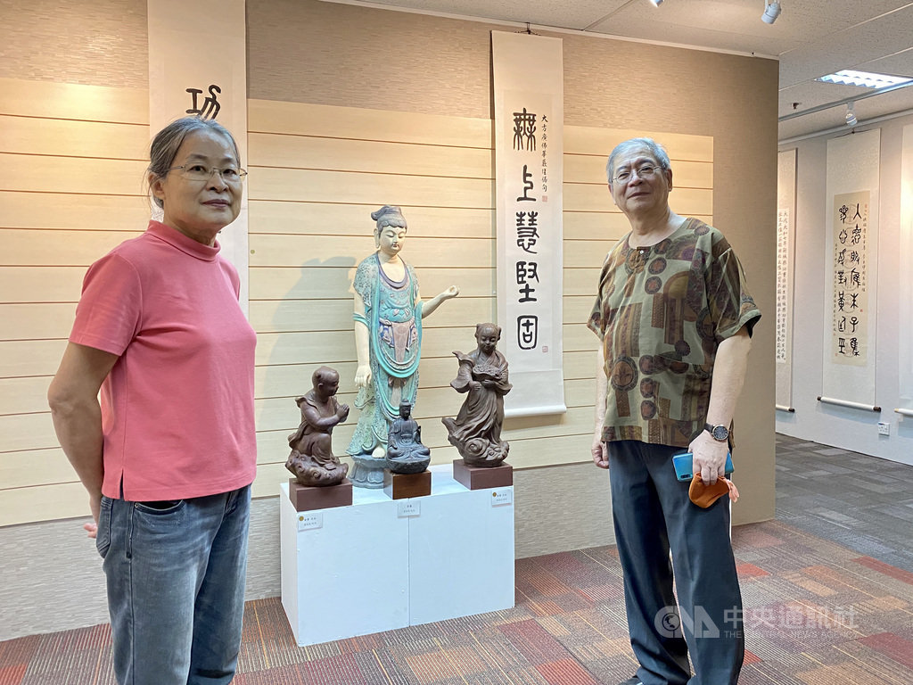 駐新加坡代表處的書法雕塑展23日落幕,參展的藝術家陳連山(右)、盧瑞美(左)與展品合影。中央社記者侯姿瑩新加坡攝 109年10月23日