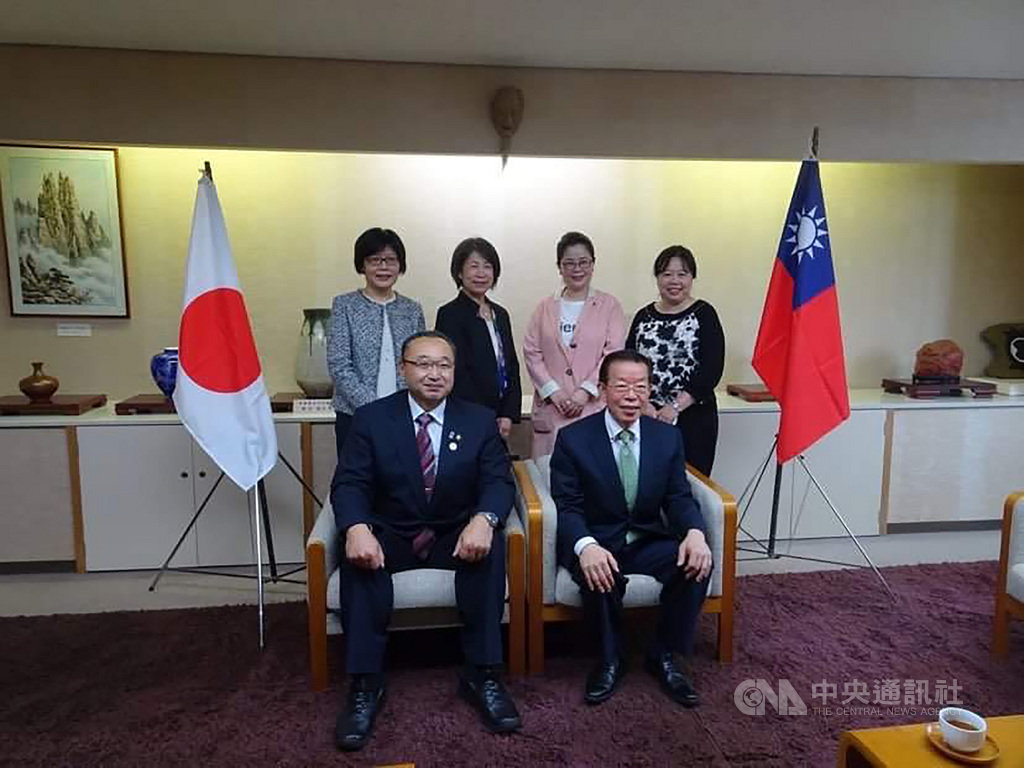 台灣近代重要雕塑家黃土水存留於日本佐渡市的作品將運回台。駐日代表謝長廷(前右1)、駐日處台灣文化中心王淑芳(後左1)等人拜訪佐渡市長渡邊龍五(前左1)。(駐日代表處台灣文化中心提供)中央社記者楊明珠東京傳真 109年10月23日