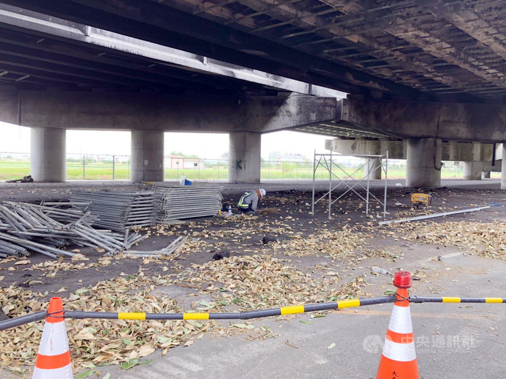 雲林縣斗六市公所設在雲科路三段竹圍大橋下臨時廢棄物堆置場,9月20日發生火災,專家檢測大火毀損橋梁結構,雲林縣政府封閉重建。(雲林縣政府提供)中央社記者蔡智明傳真 109年10月23日