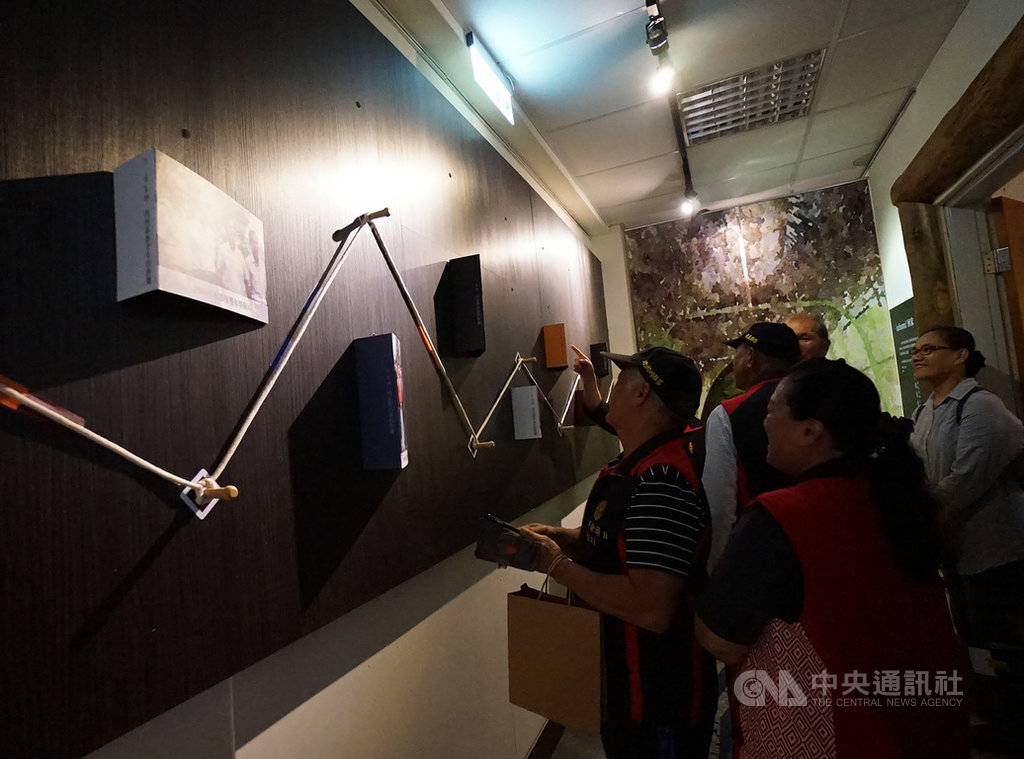 花蓮縣瑞穗鄉奇美原住民文物館即日起展出「Siket回路–馬立雲部落主題展」,展示撒奇萊雅族相關文物等,盼引領民眾更加了解原住民文化,當地族人也前往看展。中央社記者張祈花蓮攝 109年10月23日